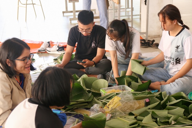 Sinh viên gói bánh chưng tặng người nghèo đón Tết - 1 Sinh viên gói bánh chưng tặng người nghèo đón Tết - 1