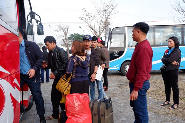 Đà Nẵng: Chuyến xe công đoàn đưa hàng ngàn công nhân về quê ăn Tết - 3 Đà Nẵng: Chuyến xe công đoàn đưa hàng ngàn công nhân về quê ăn Tết - 3