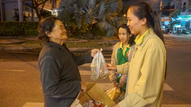 Sinh viên gói bánh chưng tặng người nghèo đón Tết - 5 Sinh viên gói bánh chưng tặng người nghèo đón Tết - 5