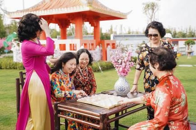 Bộ ảnh áo dài rực rỡ của “Hội bạn thân U60” gây sốt tại lễ hội hoa xuân của Vinhomes - 3 Bộ ảnh áo dài rực rỡ của “Hội bạn thân U60” gây sốt tại lễ hội hoa xuân của Vinhomes - 3