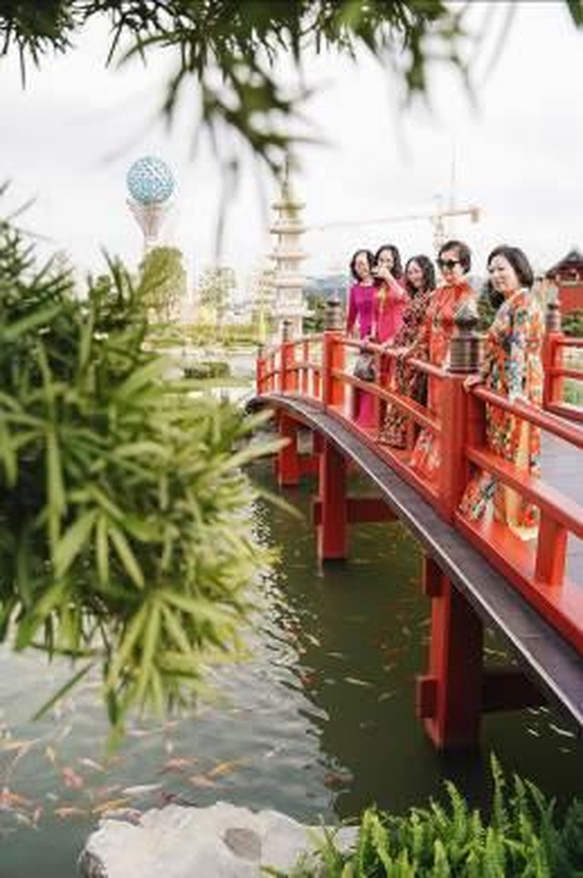Bộ ảnh áo dài rực rỡ của “Hội bạn thân U60” gây sốt tại lễ hội hoa xuân của Vinhomes - 5 Bộ ảnh áo dài rực rỡ của “Hội bạn thân U60” gây sốt tại lễ hội hoa xuân của Vinhomes - 5