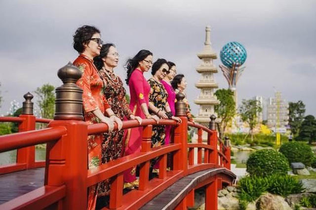 Bộ ảnh áo dài rực rỡ của “Hội bạn thân U60” gây sốt tại lễ hội hoa xuân của Vinhomes - 7 Bộ ảnh áo dài rực rỡ của “Hội bạn thân U60” gây sốt tại lễ hội hoa xuân của Vinhomes - 7