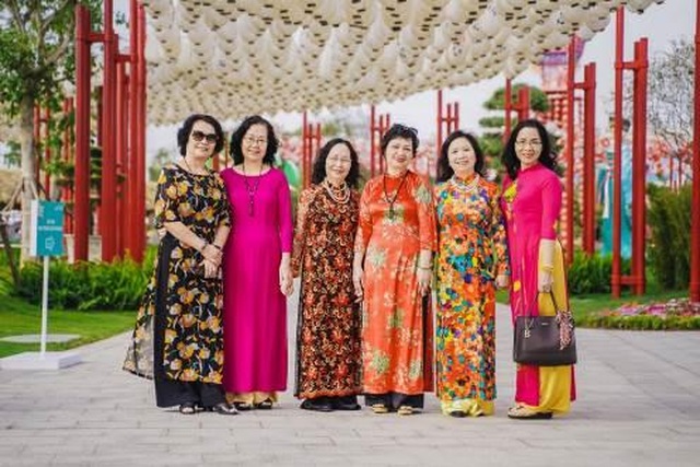 Bộ ảnh áo dài rực rỡ của “Hội bạn thân U60” gây sốt tại lễ hội hoa xuân của Vinhomes - 8 Bộ ảnh áo dài rực rỡ của “Hội bạn thân U60” gây sốt tại lễ hội hoa xuân của Vinhomes - 8