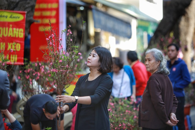 Dòng người chen chân mua sắm Tết ở chợ hoa lâu đời nhất Hà Nội - 3