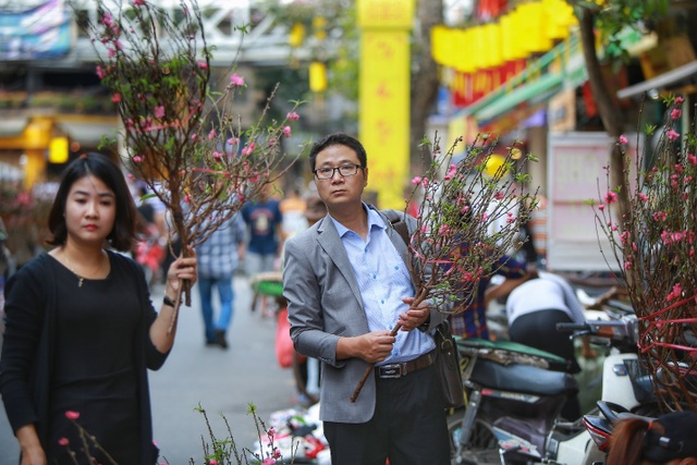 Dòng người chen chân mua sắm Tết ở chợ hoa lâu đời nhất Hà Nội - 7