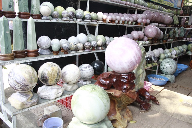 Đá quý hàng trăm triệu đồng được bày bán tại hội chợ xuân phố núi - 7 Đá quý hàng trăm triệu đồng được bày bán tại hội chợ xuân phố núi - 7
