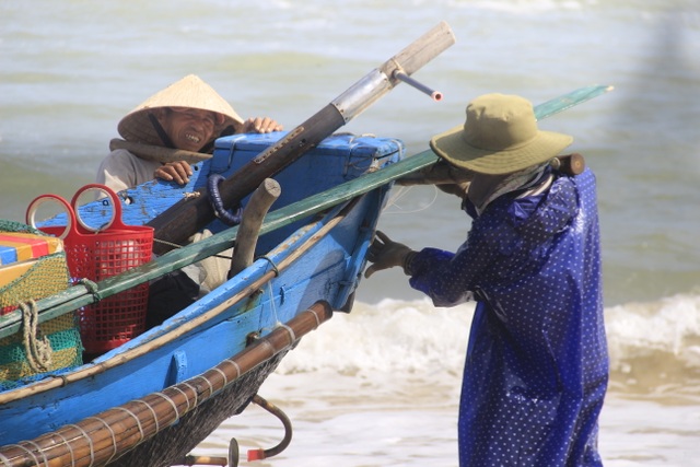 Ngư dân vùng bãi ngang “chạy đua” với thời gian kiếm tiền sắm Tết - 7 Ngư dân vùng bãi ngang “chạy đua” với thời gian kiếm tiền sắm Tết - 7