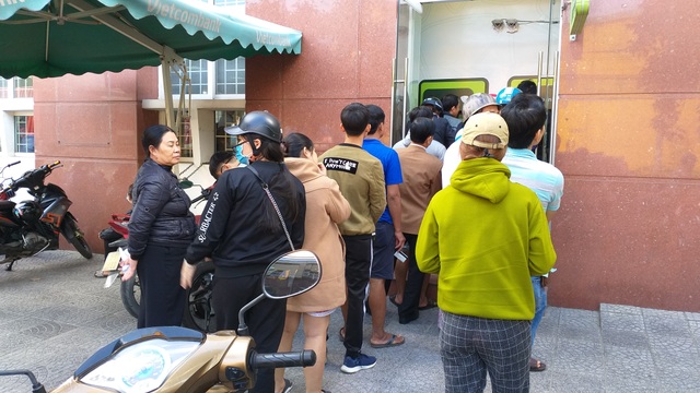 Xếp hàng dài trước cây ATM chờ rút tiền ngày Tết - 5 Xếp hàng dài trước cây ATM chờ rút tiền ngày Tết - 5