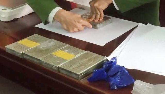 Bị bắt khi đang giao hàng 5 bánh heroin, 1.000 viên ma túy - 2 Bị bắt khi đang giao hàng 5 bánh heroin, 1.000 viên ma túy - 2