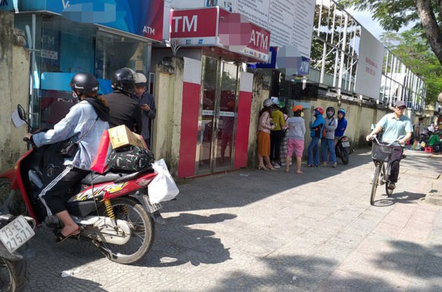 Xếp hàng dài trước cây ATM chờ rút tiền ngày Tết - 2 Xếp hàng dài trước cây ATM chờ rút tiền ngày Tết - 2