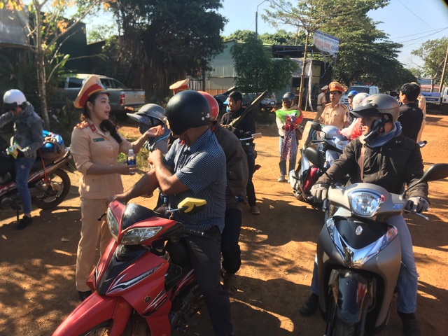 Đang về quê ăn Tết, được CSGT gọi vào... tặng mũ bảo hiểm - 2 Đang về quê ăn Tết, được CSGT gọi vào... tặng mũ bảo hiểm - 2