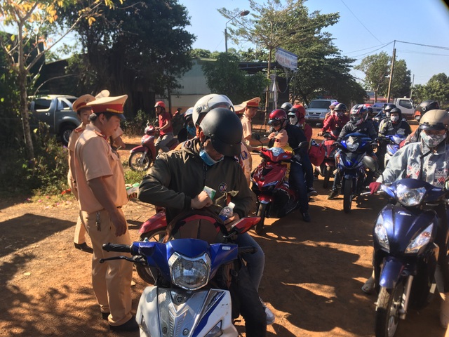 Đang về quê ăn Tết, được CSGT gọi vào... tặng mũ bảo hiểm - 3 Đang về quê ăn Tết, được CSGT gọi vào... tặng mũ bảo hiểm - 3