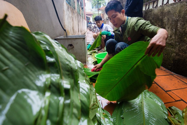 Cận cảnh “xưởng bánh” cho ra lò cả tấn bánh chưng mỗi ngày phục vụ Tết nguyên đán - 4 Cận cảnh “xưởng bánh” cho ra lò cả tấn bánh chưng mỗi ngày phục vụ Tết nguyên đán - 4