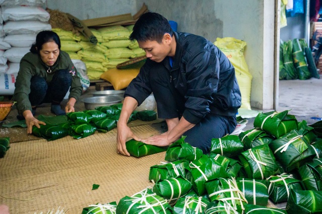 Cận cảnh “xưởng bánh” cho ra lò cả tấn bánh chưng mỗi ngày phục vụ Tết nguyên đán - 2 Cận cảnh “xưởng bánh” cho ra lò cả tấn bánh chưng mỗi ngày phục vụ Tết nguyên đán - 2