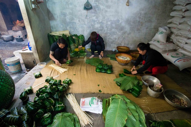 Cận cảnh “xưởng bánh” cho ra lò cả tấn bánh chưng mỗi ngày phục vụ Tết nguyên đán - 5 Cận cảnh “xưởng bánh” cho ra lò cả tấn bánh chưng mỗi ngày phục vụ Tết nguyên đán - 5