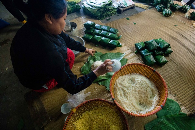 Cận cảnh “xưởng bánh” cho ra lò cả tấn bánh chưng mỗi ngày phục vụ Tết nguyên đán - 9 Cận cảnh “xưởng bánh” cho ra lò cả tấn bánh chưng mỗi ngày phục vụ Tết nguyên đán - 9