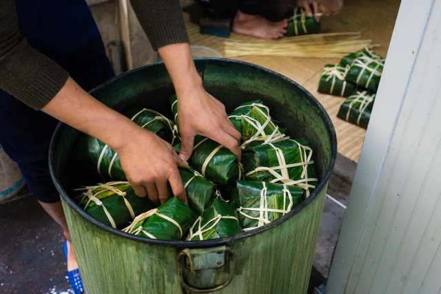 Cận cảnh “xưởng bánh” cho ra lò cả tấn bánh chưng mỗi ngày phục vụ Tết nguyên đán - 10 Cận cảnh “xưởng bánh” cho ra lò cả tấn bánh chưng mỗi ngày phục vụ Tết nguyên đán - 10