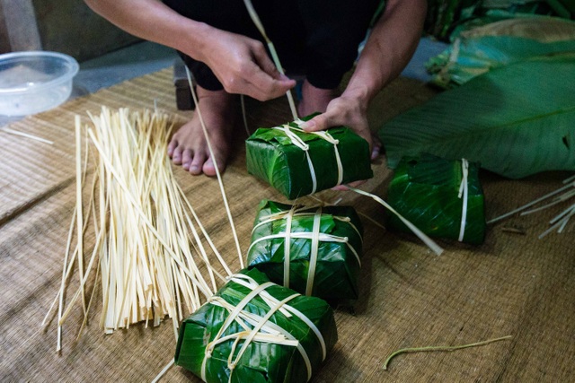 Cận cảnh “xưởng bánh” cho ra lò cả tấn bánh chưng mỗi ngày phục vụ Tết nguyên đán - 12 Cận cảnh “xưởng bánh” cho ra lò cả tấn bánh chưng mỗi ngày phục vụ Tết nguyên đán - 12