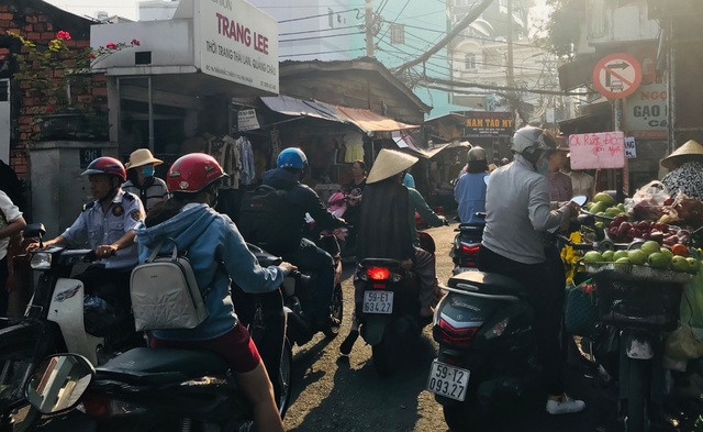 Cuối năm kẹt đường, vừa đi đón con vừa... khóc! - 3 Cuối năm kẹt đường, vừa đi đón con vừa... khóc! - 3