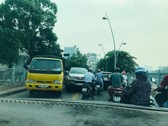 Cuối năm kẹt đường, vừa đi đón con vừa... khóc! - 2 Cuối năm kẹt đường, vừa đi đón con vừa... khóc! - 2