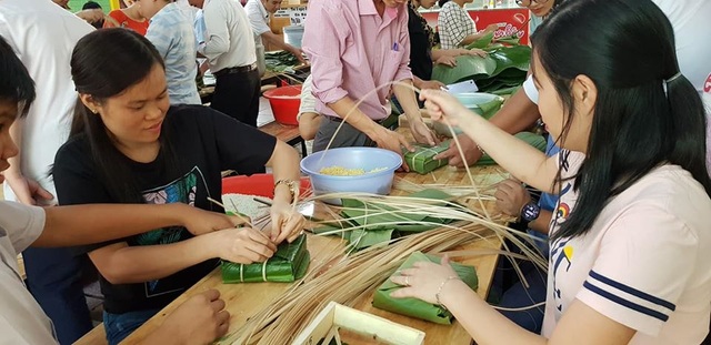 Thầy trò “lăn xả” làm thiện nguyện ngày cuối năm - 3 Thầy trò “lăn xả” làm thiện nguyện ngày cuối năm - 3