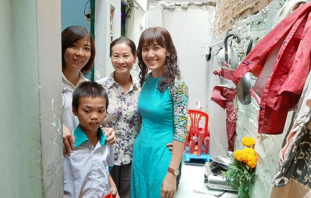Thầy trò “lăn xả” làm thiện nguyện ngày cuối năm - 1 Thầy trò “lăn xả” làm thiện nguyện ngày cuối năm - 1