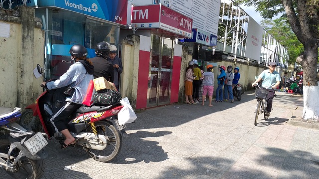 xep-hang-dai-truoc-cay-atm-cho-rut-tien-ngay-tet-2-1579509327414.jpeg