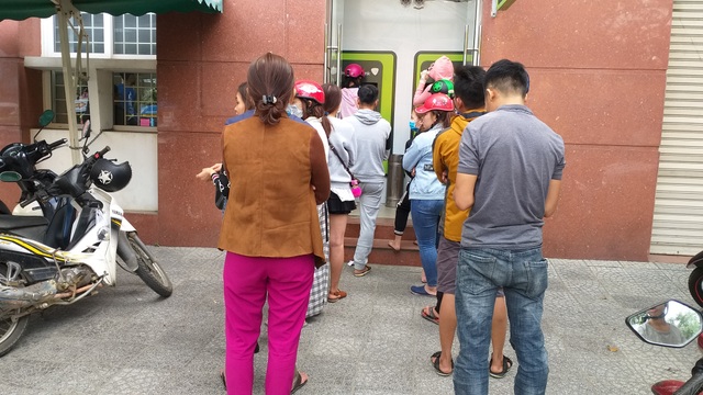 Xếp hàng dài trước cây ATM chờ rút tiền ngày Tết - 3 Xếp hàng dài trước cây ATM chờ rút tiền ngày Tết - 3