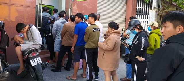 Xếp hàng dài trước cây ATM chờ rút tiền ngày Tết - 1 Xếp hàng dài trước cây ATM chờ rút tiền ngày Tết - 1