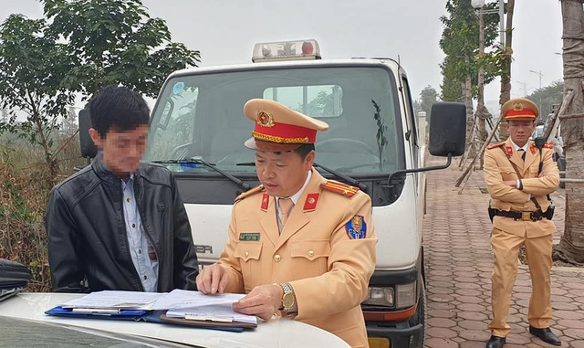 CSGT Hà Nội phát hiện tài xế xe buýt vi phạm nồng độ cồn - 1 CSGT Hà Nội phát hiện tài xế xe buýt vi phạm nồng độ cồn - 1