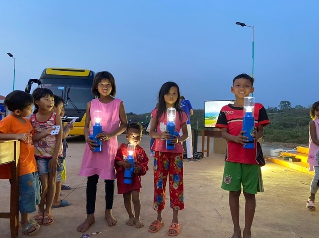 Xuân trên biên giới Đăk Ơ: Nhiều đường nhỏ lần đầu tiên “sáng đèn” - 2 Xuân trên biên giới Đăk Ơ: Nhiều đường nhỏ lần đầu tiên “sáng đèn” - 2