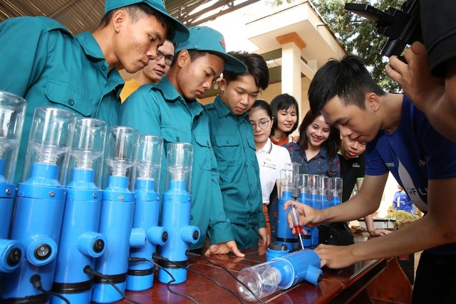 Xuân trên biên giới Đăk Ơ: Nhiều đường nhỏ lần đầu tiên “sáng đèn” - 3 Xuân trên biên giới Đăk Ơ: Nhiều đường nhỏ lần đầu tiên “sáng đèn” - 3