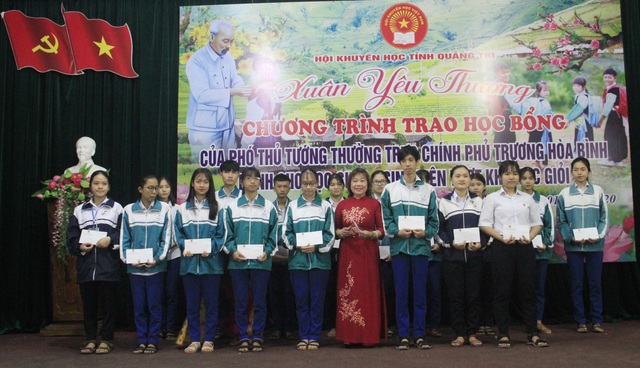 Trao 150 suất học bổng Phó Thủ tướng tặng học sinh, sinh viên nghèo nhân dịp Tết - 3 Trao 150 suất học bổng Phó Thủ tướng tặng học sinh, sinh viên nghèo nhân dịp Tết - 3