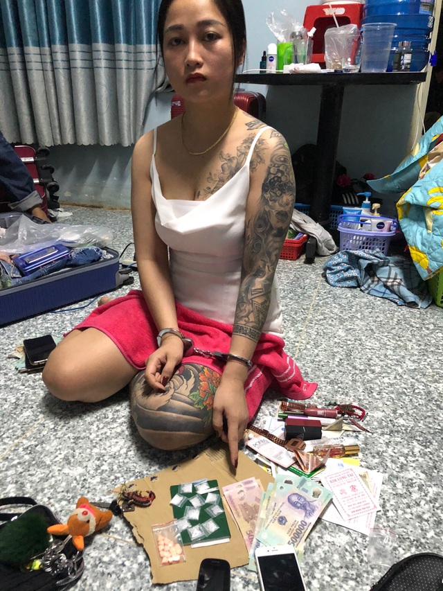 Bắt “hot girl” xăm trổ chuyên bán ma túy tại các quán karaoke - 1 Bắt “hot girl” xăm trổ chuyên bán ma túy tại các quán karaoke - 1