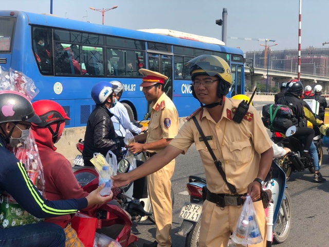 CSGT “chốt chặn” cửa ngõ Sài Gòn phát nước suối cho người dân về quê - 4 CSGT “chốt chặn” cửa ngõ Sài Gòn phát nước suối cho người dân về quê - 4