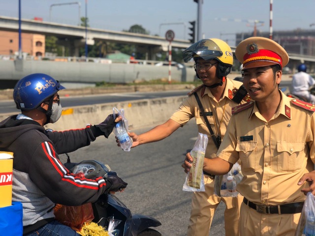 CSGT “chốt chặn” cửa ngõ Sài Gòn phát nước suối cho người dân về quê - 2 CSGT “chốt chặn” cửa ngõ Sài Gòn phát nước suối cho người dân về quê - 2