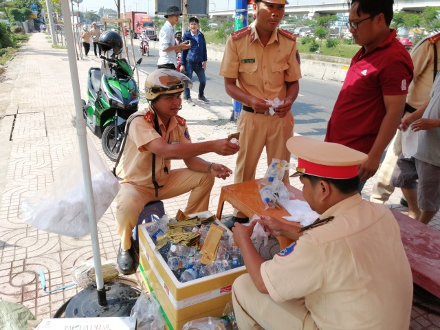 CSGT “chốt chặn” cửa ngõ Sài Gòn phát nước suối cho người dân về quê - 5 CSGT “chốt chặn” cửa ngõ Sài Gòn phát nước suối cho người dân về quê - 5