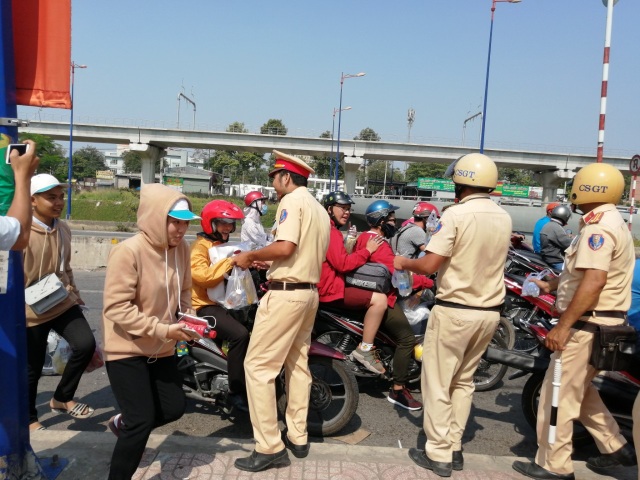 CSGT “chốt chặn” cửa ngõ Sài Gòn phát nước suối cho người dân về quê - 7 CSGT “chốt chặn” cửa ngõ Sài Gòn phát nước suối cho người dân về quê - 7