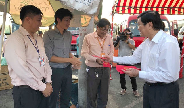 Nguyên Chủ tịch nước Trương Tấn Sang tặng quà tết cho hành khách tại bến xe - Ảnh minh hoạ 3