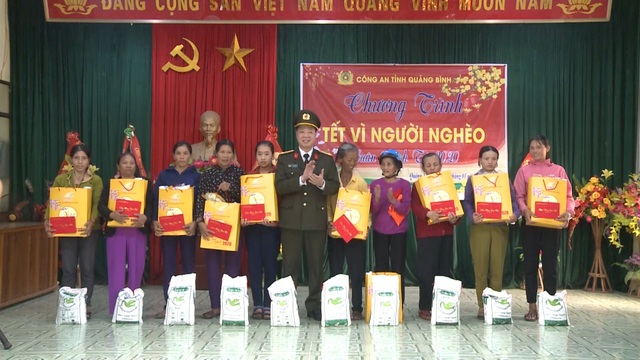 Trao hơn 1.200 suất quà Tết đến các hộ khó khăn, gia đình chính sách - 2 Trao hơn 1.200 suất quà Tết đến các hộ khó khăn, gia đình chính sách - 2