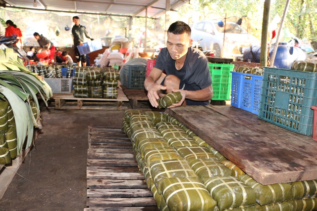 Chạy đua với thời gian để gói hơn 10.000 chiếc bánh chưng kịp Tết - 12 Chạy đua với thời gian để gói hơn 10.000 chiếc bánh chưng kịp Tết - 12