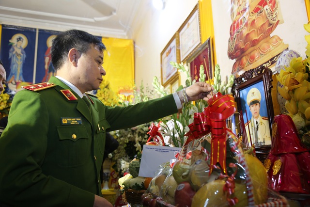 Trao gần 4 tỷ đồng tới thân nhân 3 liệt sĩ hy sinh tại Đồng Tâm - 2 Trao gần 4 tỷ đồng tới thân nhân 3 liệt sĩ hy sinh tại Đồng Tâm - 2