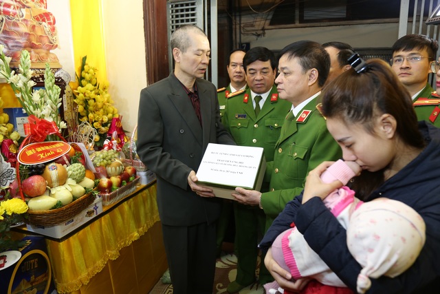 Trao gần 4 tỷ đồng tới thân nhân 3 liệt sĩ hy sinh tại Đồng Tâm - 1 Trao gần 4 tỷ đồng tới thân nhân 3 liệt sĩ hy sinh tại Đồng Tâm - 1