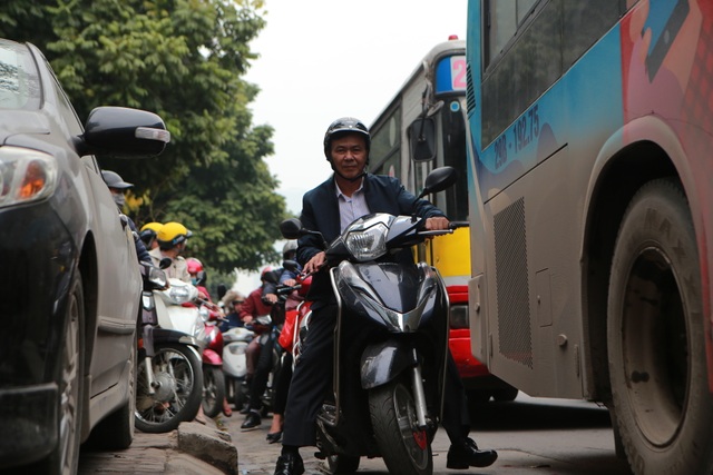 Giao thông kẹt cứng tại cửa ngõ Thủ đô - 12 Giao thông kẹt cứng tại cửa ngõ Thủ đô - 12
