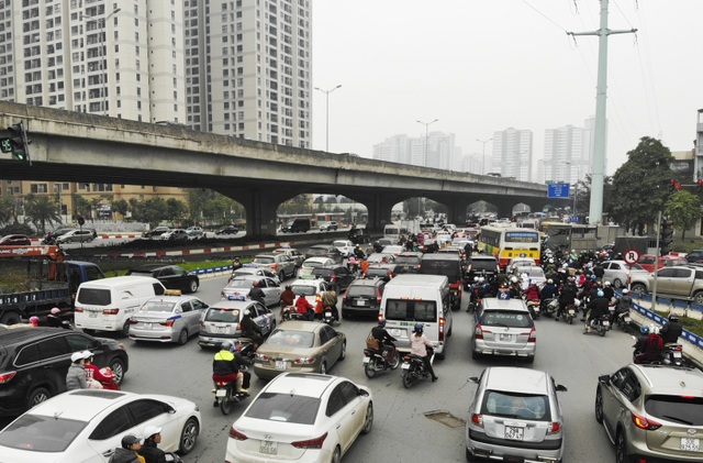 Giao thông kẹt cứng tại cửa ngõ Thủ đô - 4 Giao thông kẹt cứng tại cửa ngõ Thủ đô - 4