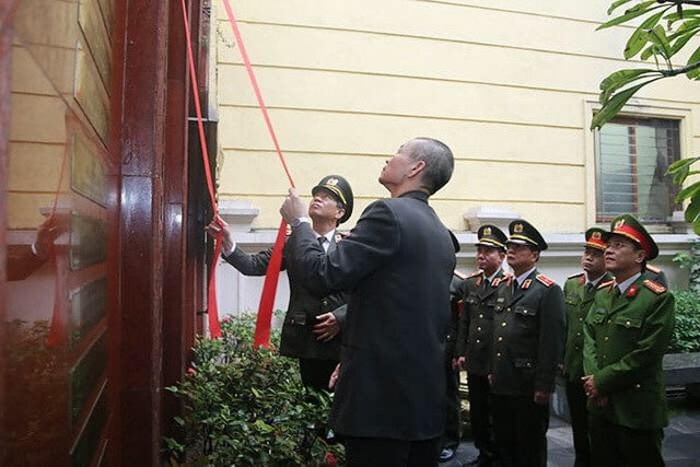 Trao gần 4 tỷ đồng tới thân nhân 3 liệt sĩ hy sinh tại Đồng Tâm - 4 Trao gần 4 tỷ đồng tới thân nhân 3 liệt sĩ hy sinh tại Đồng Tâm - 4