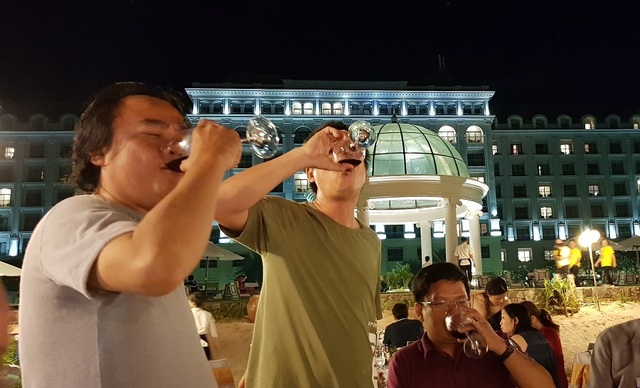 Uống rượu bia ngày tết: “Đủ vui thôi, đừng vui quá” - 2 Uống rượu bia ngày tết: “Đủ vui thôi, đừng vui quá” - 2