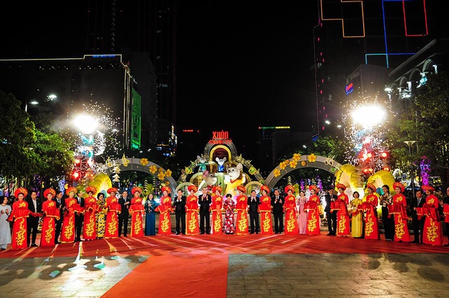 Háo hức chờ mở cửa đường hoa Nguyễn Huệ, khách nước ngoài chuẩn bị áo dài, nón lá trước cả tuần - 1 Háo hức chờ mở cửa đường hoa Nguyễn Huệ, khách nước ngoài chuẩn bị áo dài, nón lá trước cả tuần - 1