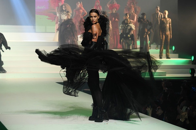Irina Shayk khoe chân dài miên man, Winnie Harlow hở bạo trên sàn catwalk - 3 Irina Shayk khoe chân dài miên man, Winnie Harlow hở bạo trên sàn catwalk - 3