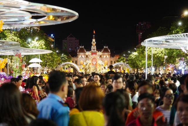 Háo hức chờ mở cửa đường hoa Nguyễn Huệ, khách nước ngoài chuẩn bị áo dài, nón lá trước cả tuần - 2 Háo hức chờ mở cửa đường hoa Nguyễn Huệ, khách nước ngoài chuẩn bị áo dài, nón lá trước cả tuần - 2